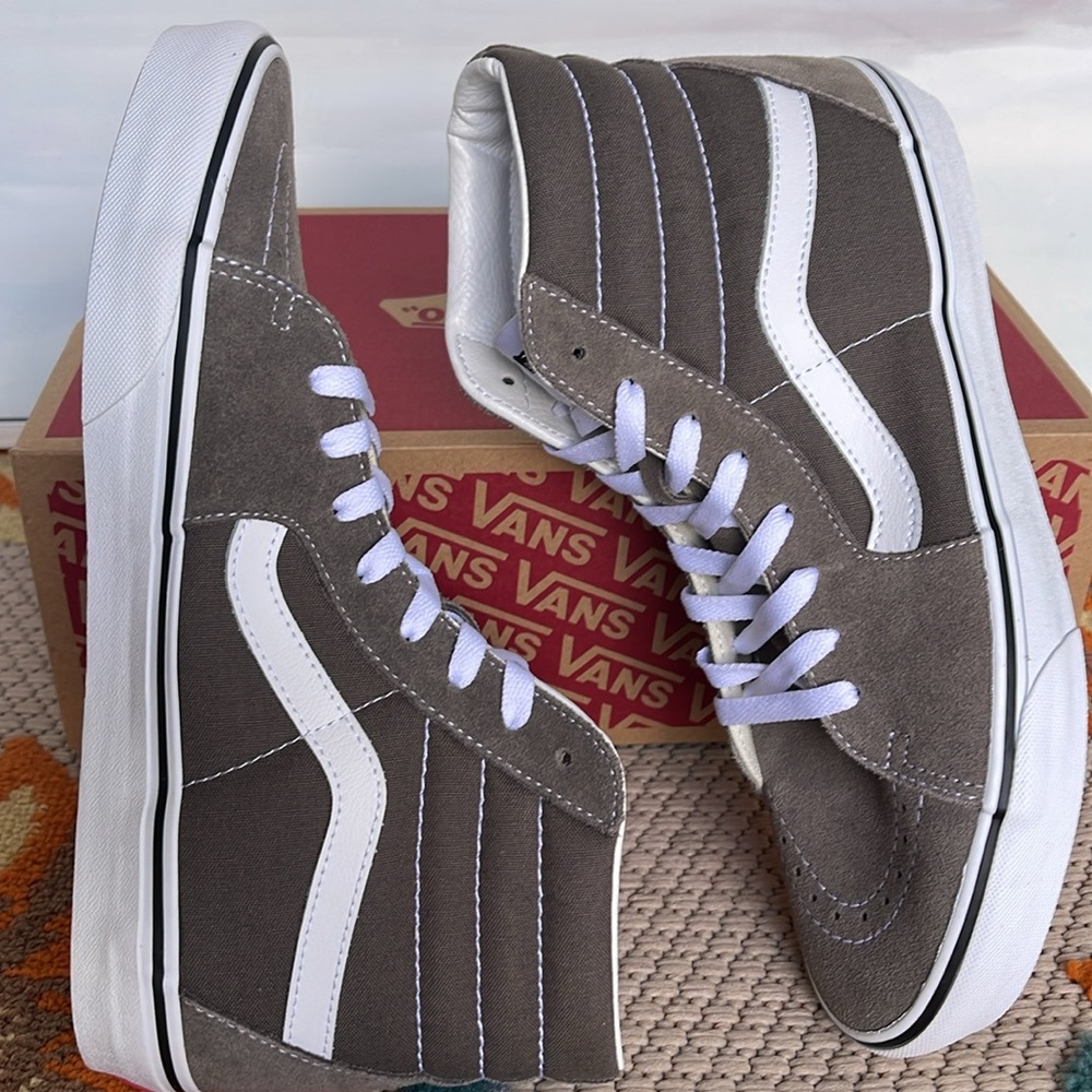 Vans Men’s Sk8-Hi
Color Theory Bungee Cord
VN000CMX9JC US
Sneakers - Picture 11 of 16